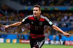 Miroslav Klose slaví gól v semifinále MS 2014