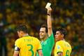 MS 2014, Brazílie-Kolumbie: Thiago Silva dostává žlutou kartu; rozhodčí Carlos Velasco Carballo