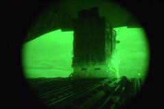 Americké letectvo shazuje jezídským uprchlíkům z letadel na severu Iráku jídlo a pití. Záběry shazovaných balíků zveřejnil Pentagon.