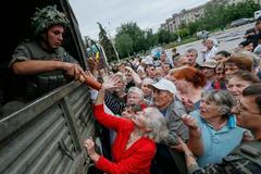 Lidé ve Slavjansku čekají na jídlo od ukrajinské armády.