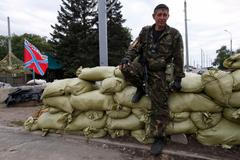 Proruský ozbrojenec na kontrolním stanovišti u Doněcku