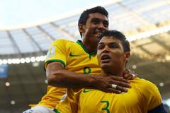 MS 2014, Brazílie-Kolumbie: Thiago Silva (3) a Paulinho slaví gól