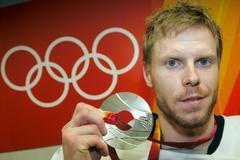 Saku Koivu s medailí ze ZOH v Turíně 2006