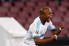 Andre Ayew z Marseilles slaví gól do sítě Neapole