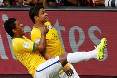 MS 2014, Brazílie-Kolumbie: Thiago Silva (3) a Paulinho slaví gól