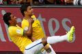 MS 2014, Brazílie-Kolumbie: Thiago Silva (3) a Paulinho slaví gól
