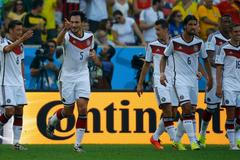 MS 2014, Německo-Francie: Mats Hummels (8) slaví gól; Mesut Ozil (8), Miroslav Klose, Sami Khedira (6) and Philipp Lahm (16)