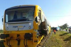 Vlak rozpáral dodávku