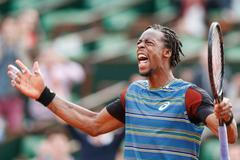 VIDEO Show Gaela Monfilse v zápase s Novakem Djokovičem