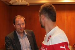 Ministr Chládek večeří s fotbalisty