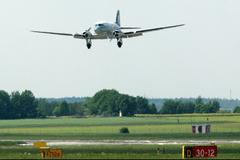 DC-3 na letišti v Ruzyni