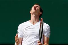 FOTO Zoufalého obhájce Murrayho zastínil rekordman Federer