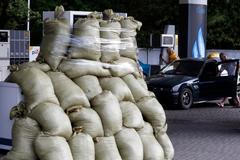 Pytle s pískem u čerpací stanice v Doněcku.