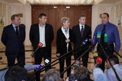 Jednání v Minsku: zleva Leonid Kučma, Alexandr Zacharčenko, Heidi Tagliaviniová, Michail Zurabov a Igor Plotnickij.