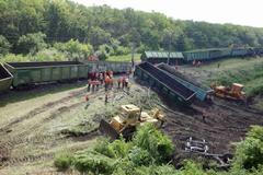 Nákladní vlak, který vykolejil kvůli výbuchu na trati u města Ilovajsk.