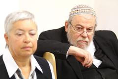 Karol Sidon, vrchní zemský a pražský rabín, a Věra Baumová z Terezínské iniciativy na vzpomínkové akci na paměť obětem holokaustu 28. dubna 2014 v Terezíně