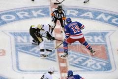 NHL, New York Rangers - Pittsburgh Penguins: Brad Richards - Jevgenij Malkin; rozhodčí  Brad Watson