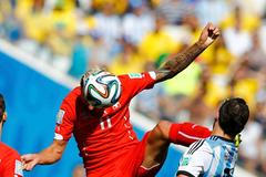 MS 2014, Argentina-Švýcarsko: Ezequiel Lavezzi - Gokhan Inler