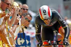 Švýcarský cyklista Fabian Cancellara jede během deváté etapy Tour de France 2012.