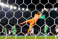 MS 2014: Německo - Alžírsko (brankář Mbuhli zasahuje)