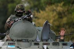 Ukrajinští vojáci v obrněném transportéru