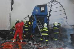 Nehoda tří kamionů na D8