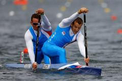 Čeští kanoisté Jaroslav Radoň (vpředu) a Filip Dvořák jedou deblkanoe na 1000 metrů během OH 2012 v Londýně.