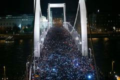 Proti zavedení internetové daně protestovaly tisíce Maďarů.