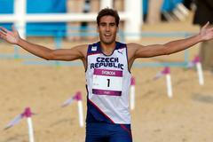 Český moderní pětibojař David Svoboda běží vítěznou kombinovanou disciplínu na OH 2012 v Londýně.