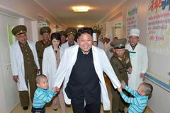Kim Čong-un si hraje s dětmi během návštěvy nemocnice.