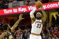 LeBron James střílí