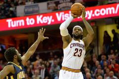 LeBron James střílí