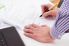 Ekonomika, úroková sazba, úroky, úvěr, investice, smlouva, podpis, ilustrační foto