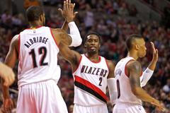 NBA, Oklahoma City: radost hráčů - Wesley Matthews (2) a LaMarcus Aldridge (12)