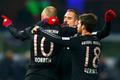 Bayern Mnichov: Arjen Robben, Franck Ribéry a Juan Bernat slaví gól