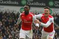 Welbeck a Giroud slaví gól Arsenalu