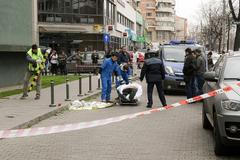 Záchranáři převážejí tělo Mattea Cassaniho od budovy Enelu v Bukurešti