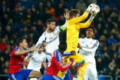 Tomáš Vaclík zasahuje v Lize mistrů proti Realu Madrid