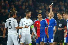 Coentäo dostává kartu v utkání s Basilejí