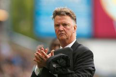 Louis Van Gaal tleská fanouškům