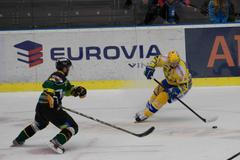 Hokej, extraliga, Zlín - Karlovy Vary: Jiří Ondráček (vpravo) - Radim Bičánek