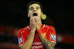 Philippe Coutinho z Liverpoolu slaví gól v síti Swansea City.