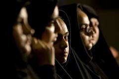 Dívky sledují představení nové počítačové hry