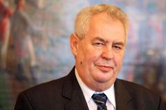 Zeman s Babišem stříhají dluhopis a čtyři milióny