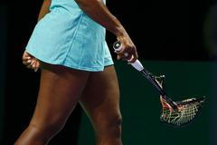 Ničitelka raket Serena se provztekala do finále