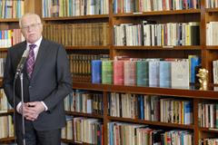 Václav Klaus podepisuje Rok osmý