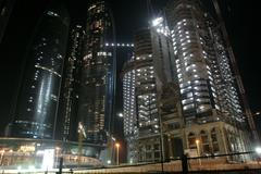 V Abú Dhabí se staví (ve dne) v noci