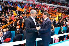 Chálid Mišal (Hamás) a turecký premiér Ahmet Davutoglu