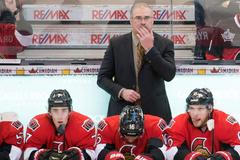 Paul MacLean na střídačce Ottawy Senators