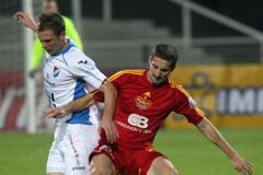 Fotbalista Dukly Praha Petr Malý v souboji s Lukášem Droppou v utkání proti Baníku Ostrava ve 14. kole Gambrinus ligy 2012/13.